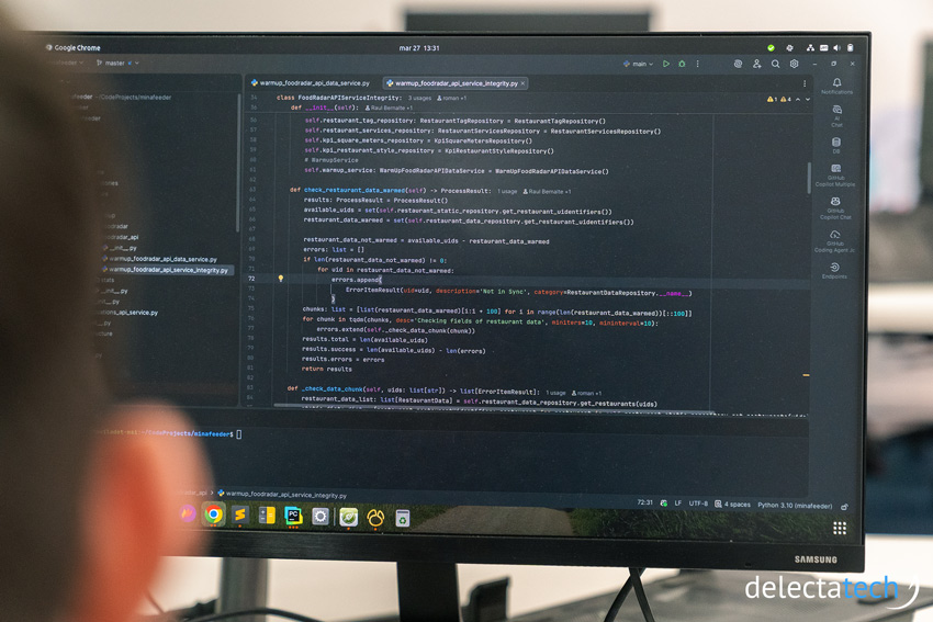especialista de business intelligence analizando datos de foodservice en su pantalla del ordenador