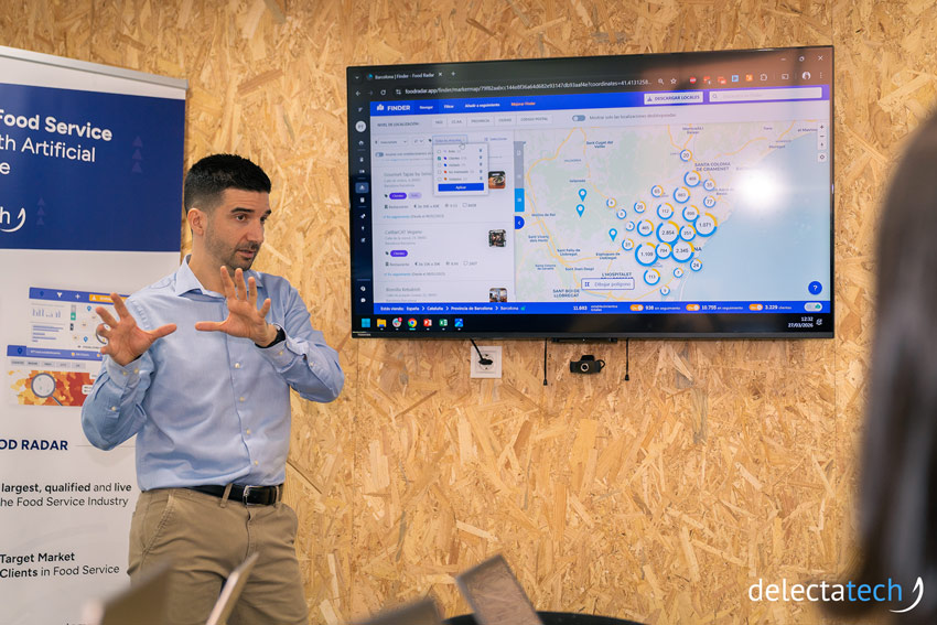 CEO de Delectatech haciendo una presentación de cómo funciona la tecnología Foodradar.