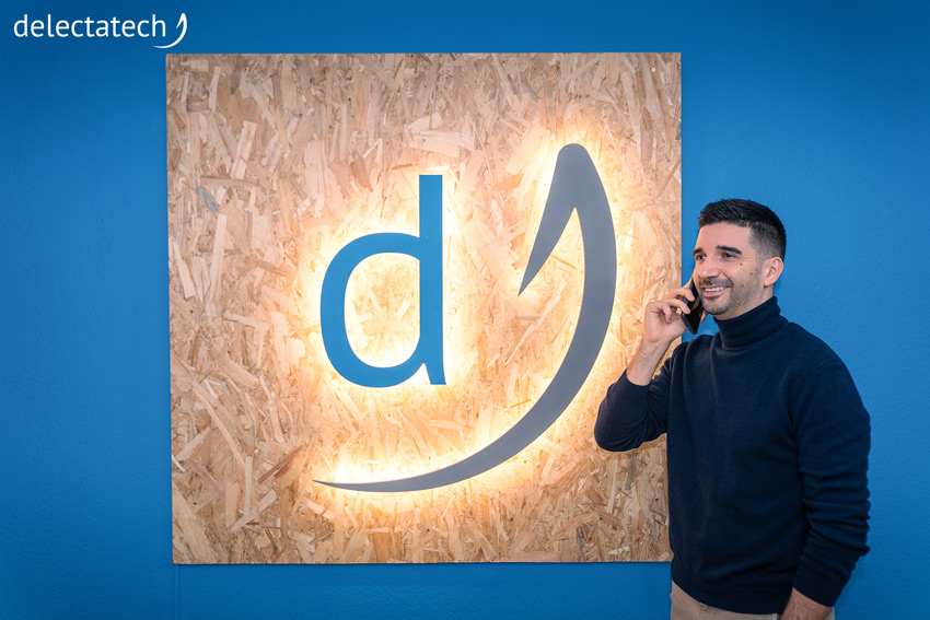CEO de Delectatech atendiendo por teléfono a un distribuidor horeca en su oficina