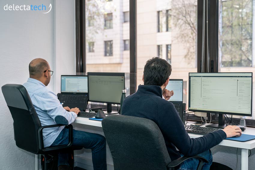 ingenieros de software del canal horeca trabajando en su oficina